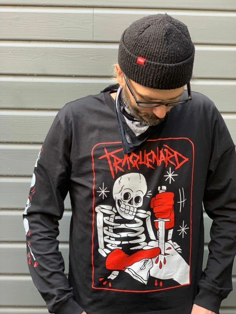 Un homme portant un t shirt noir avec un squelette