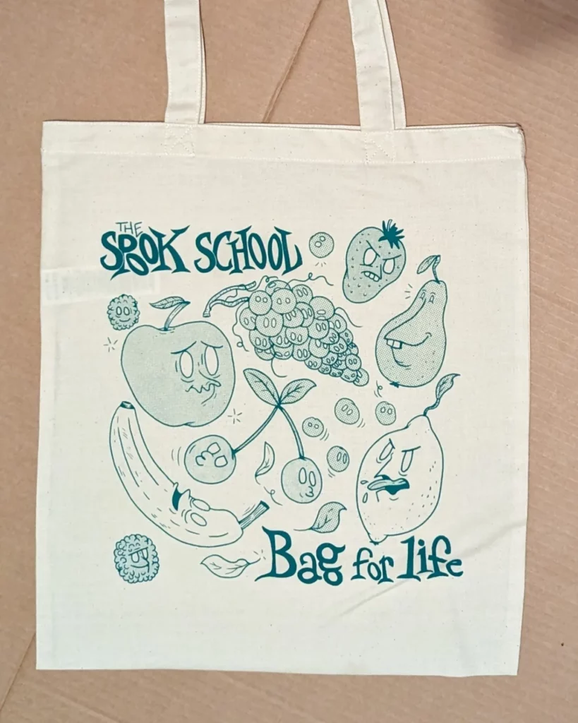 Un tote bag du groupe the spook school, illustré par plein de légumes
